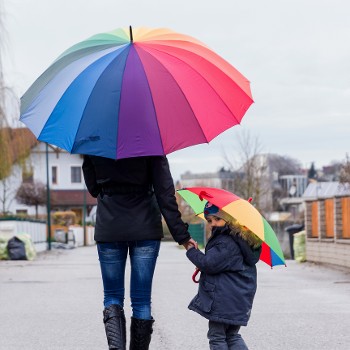 Mutter mit Kind und Regenschirm