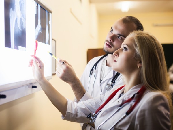 Junge &Auml;rztin und junger Arzt betrachten Bildschirm / Bildquelle: Arlou_Andrei/shutterstock.com