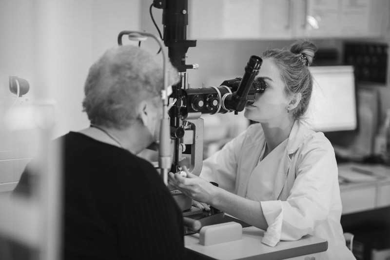 Eine &Auml;rztin untersucht eine Patientin an der Spaltlampe / &copy; Till Findl